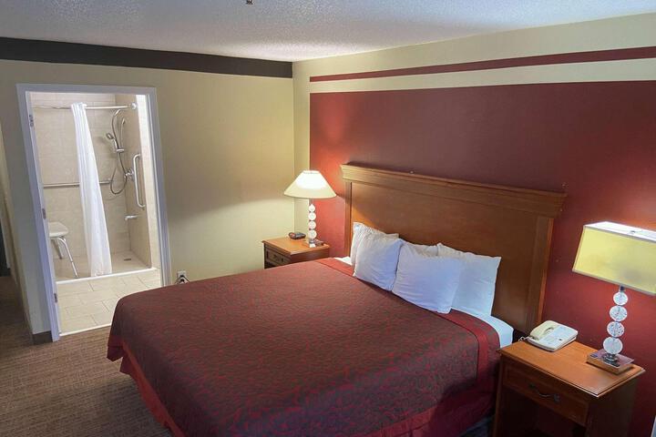 2 Queen Beds Accessible (9 of 11)