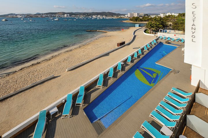 Hotel with Pool