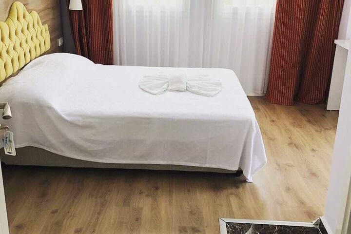 Room 2 of 16