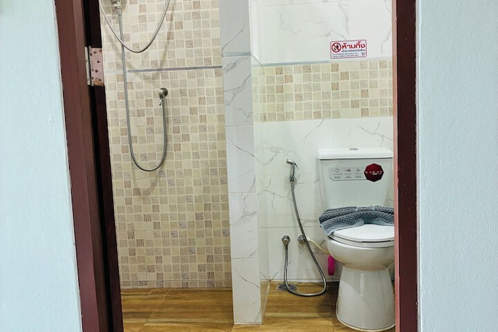 Room 17 of 28