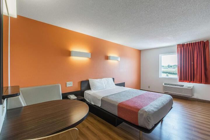 1 Queen Bed (3 of 7)