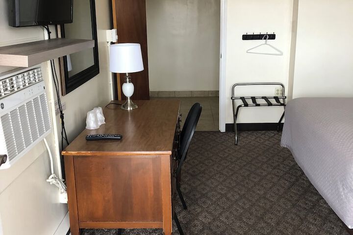 1 Queen Bed (5 of 5)