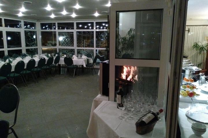 Dining 34 of 57