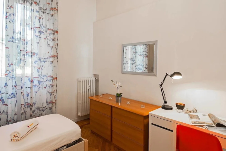 Room 5 of 18