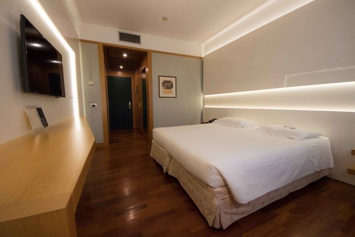 Room 8 of 36