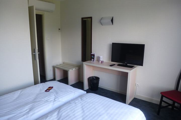 Room 10 of 33