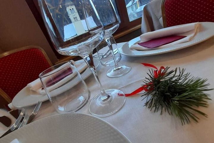 Dining 40 of 52