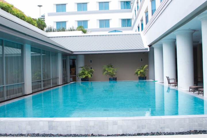 Pool 33 of 91
