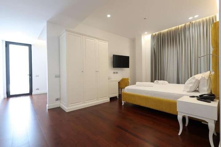Room 44 of 107