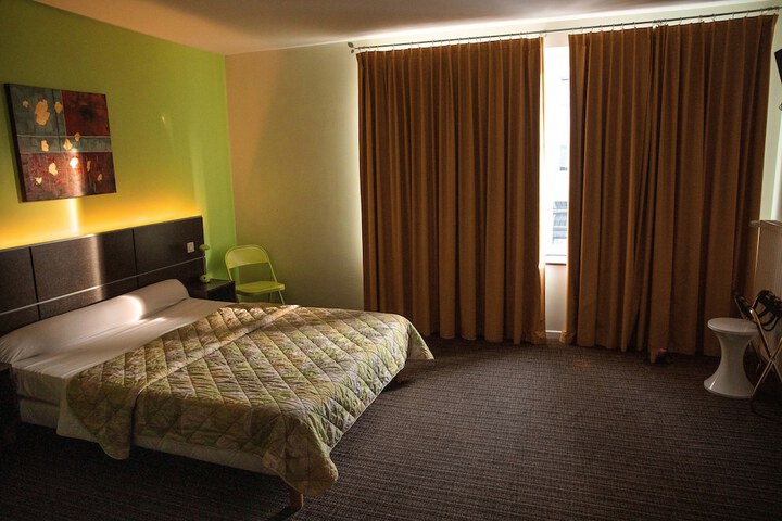 Room 2 of 9
