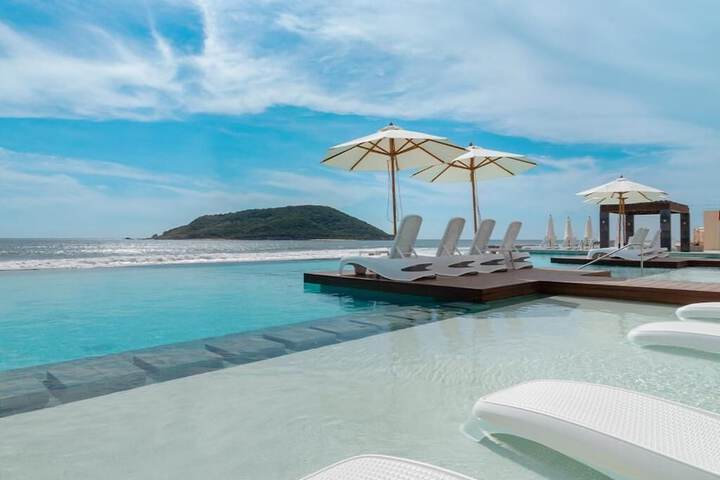 Hotel Pool