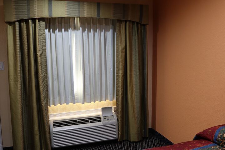 Classic Single Room 1 King Bed (6 of 7)