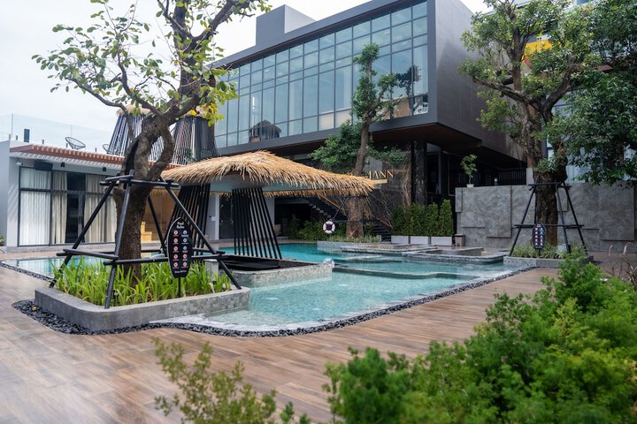 Pool 202 of 216