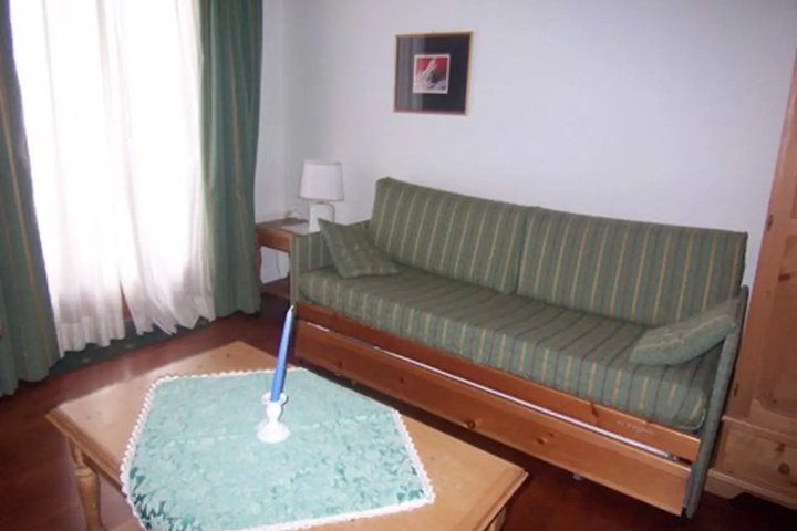 Room 2 of 10