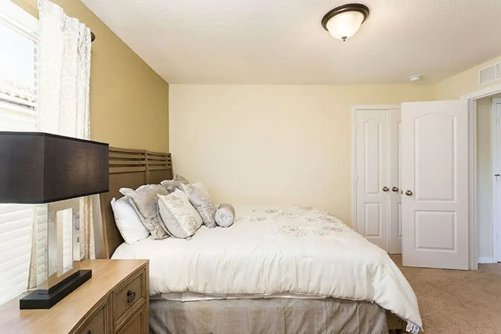 Room 5 of 18