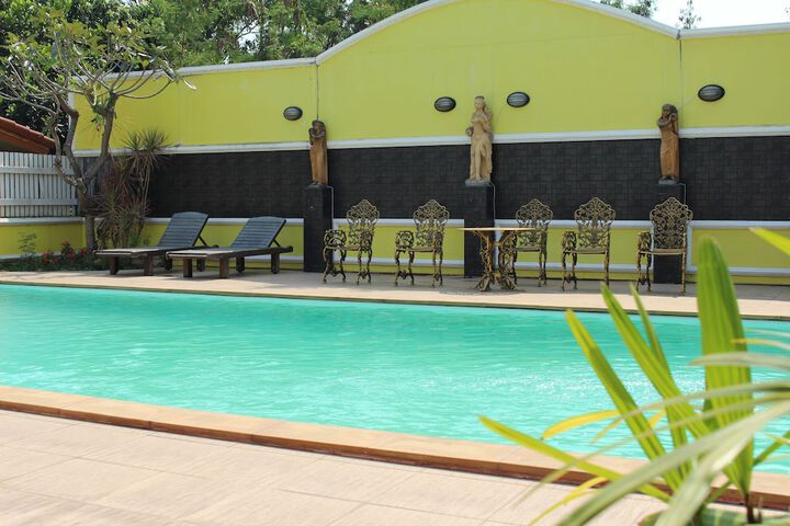 Hotel with Pool