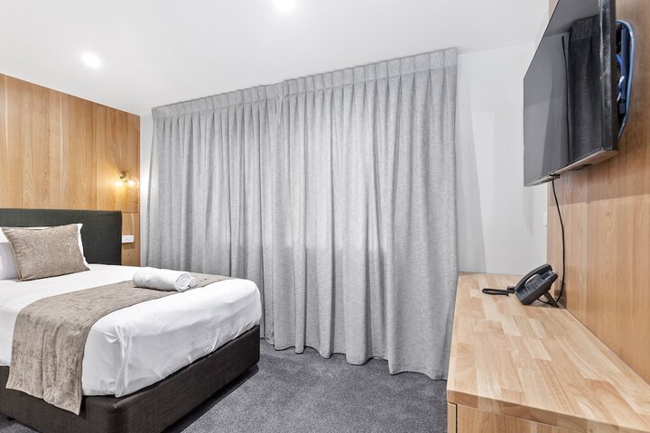 Room 4 of 28