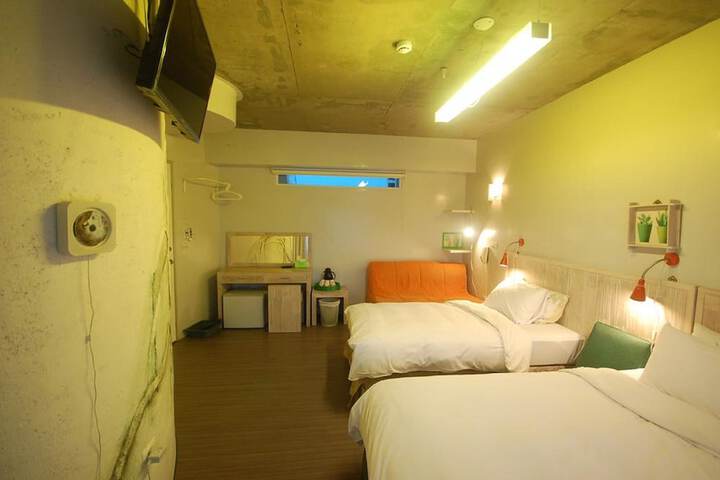 Room 27 of 82