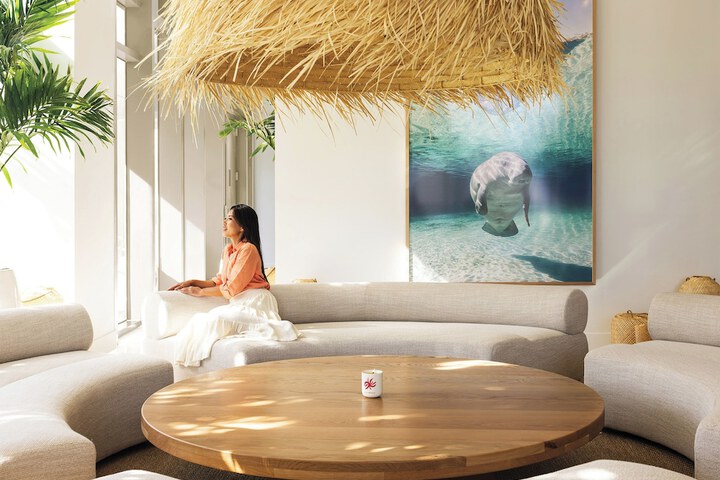 Lounge 23 of 26