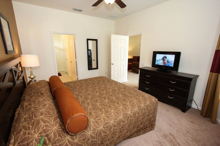 Room 9 of 32
