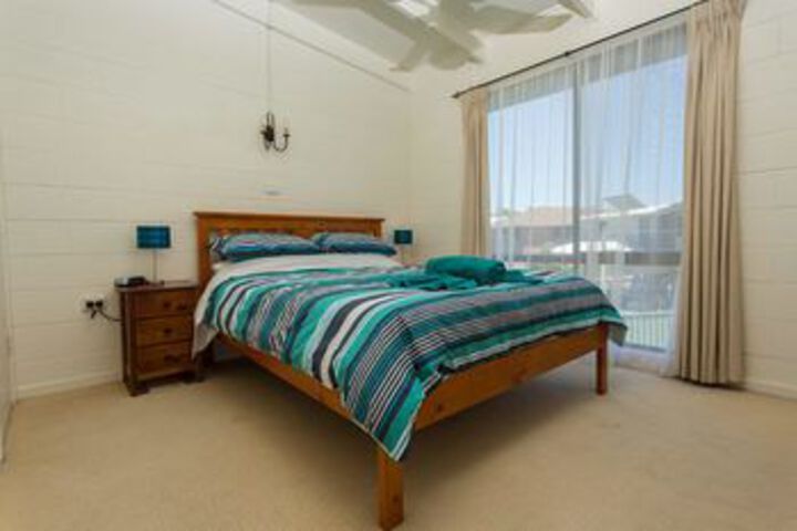 Room 5 of 8