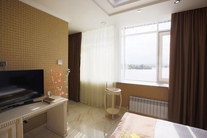 Room 8 of 102
