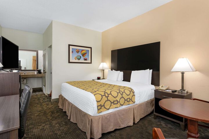 1 King Bed (2 of 10)