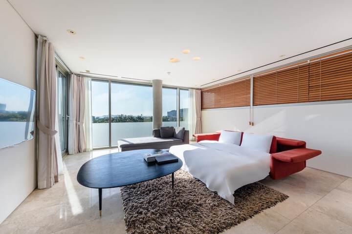 Room 44 of 179