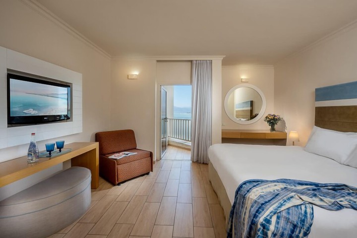 Room 26 of 136