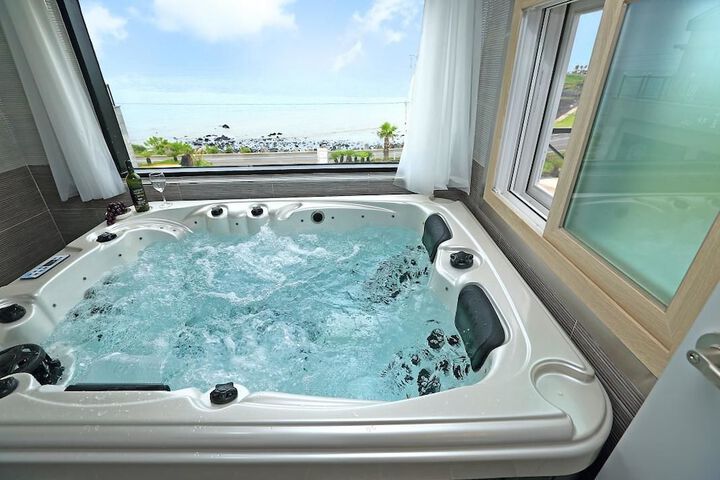 Jetted tub