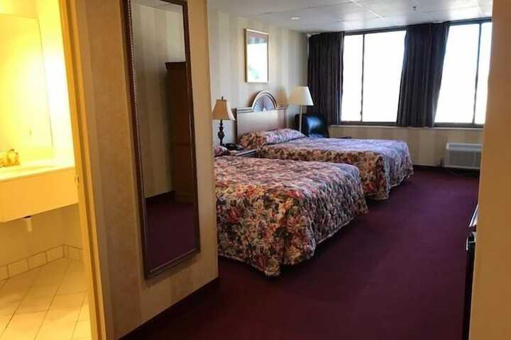 2 Queen Beds (6 of 11)