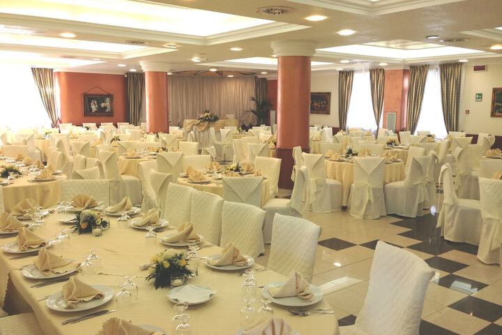 Ballroom/Hall 17 of 23