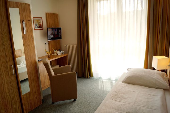 Room 7 of 33