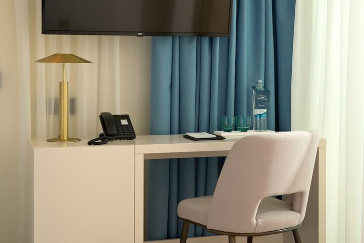 Room 15 of 33
