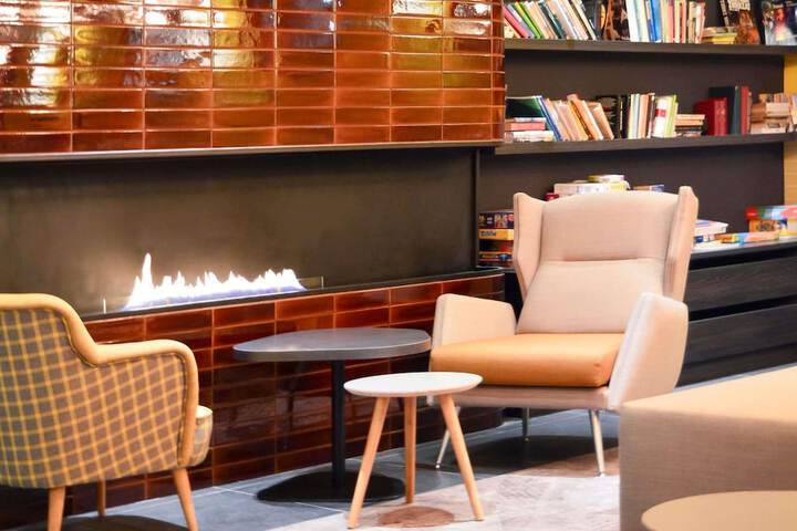 Lounge 66 of 100