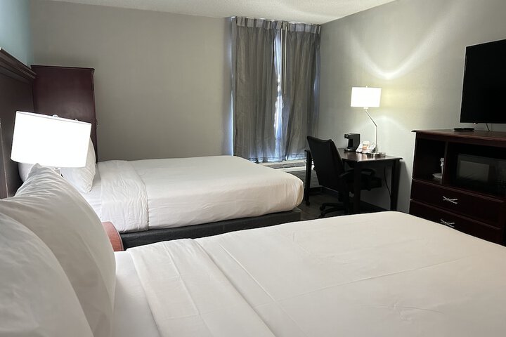 1 Queen Bed (8 of 16)