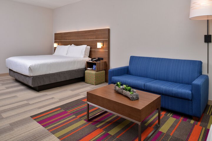 1 King Bed Standard Comm Accessible (10 of 25)