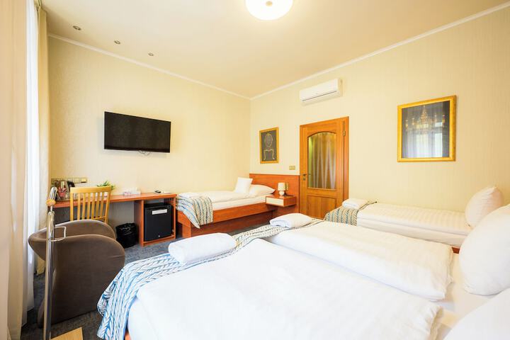 Room 32 of 71