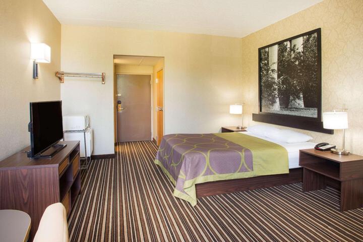 1 Queen Bed Efficiency (13 of 15)