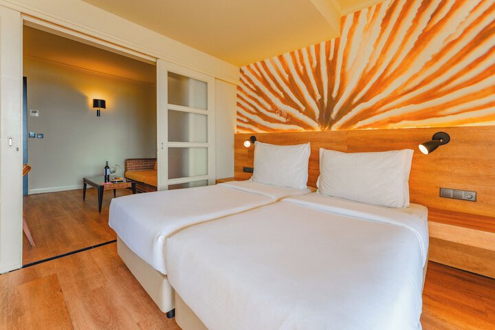 Room 34 of 138