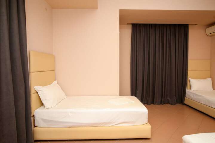 Room 35 of 218