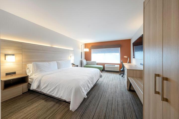 1 King Bed (12 of 14)