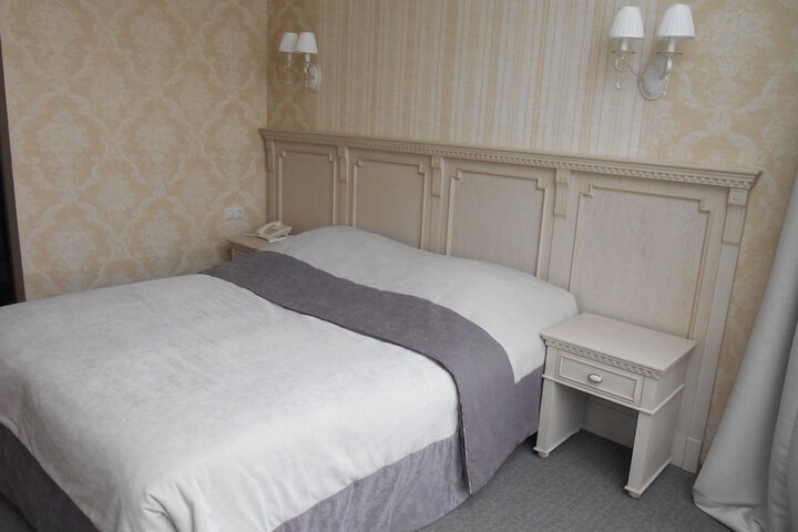 Room 10 of 103
