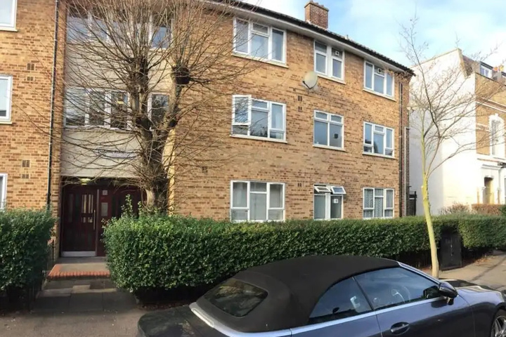 Spacious North London Flat With Balcony