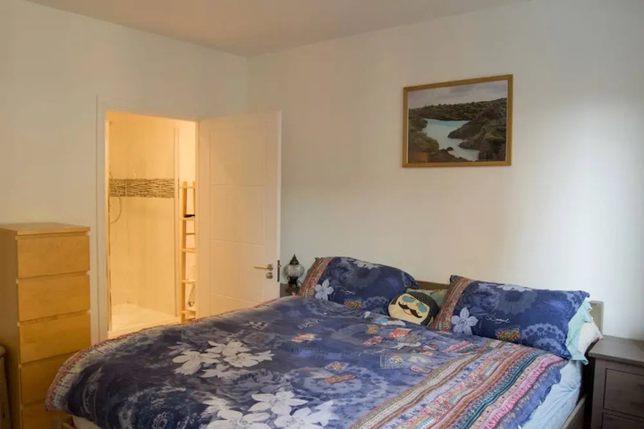 Room 5 of 16