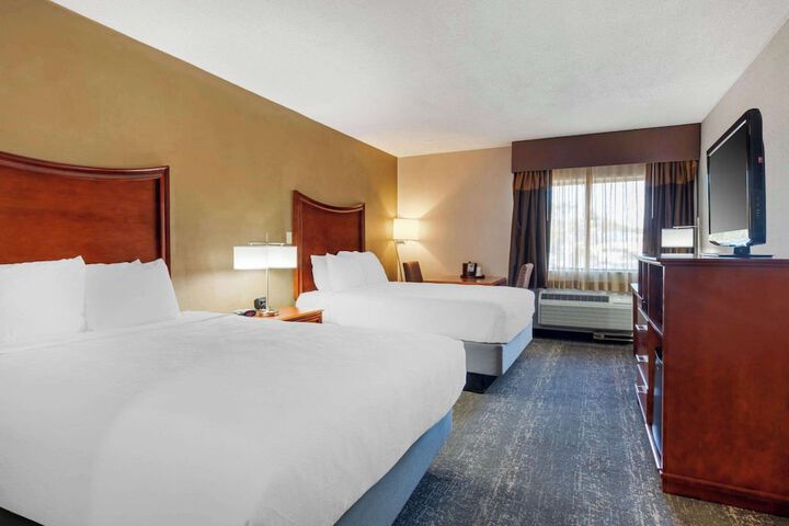 2 Queen Beds (2 of 3)