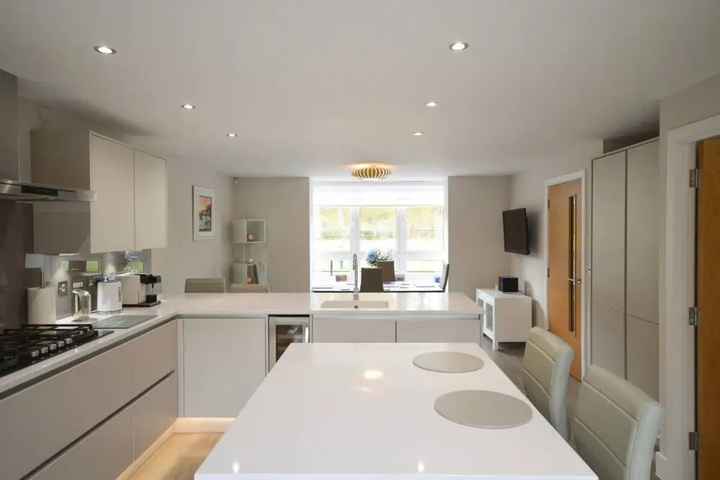 Luxury 5 Bedroom Home With Parking