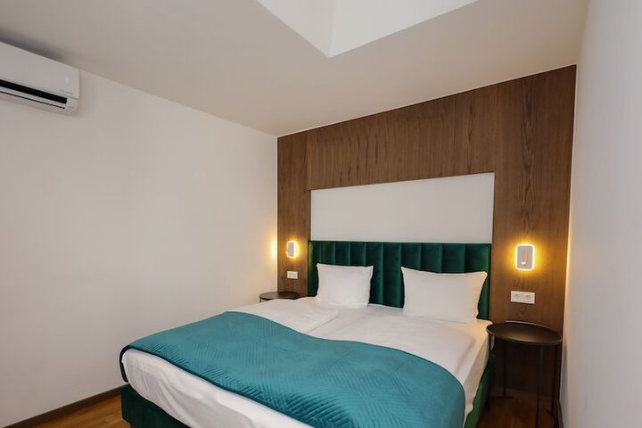 Room 4 of 9