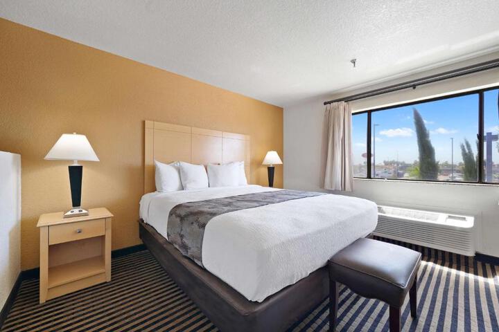 1 King Bed Business Desk Microwave and Refrigerator High Speed Internet Accessible Safe (1 of 20)