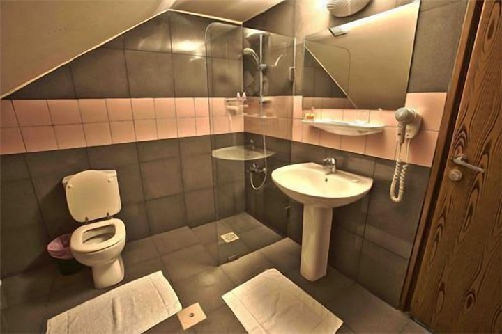 Room 12 of 40